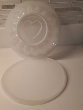 Tupperware White Serving Bowl with Lid